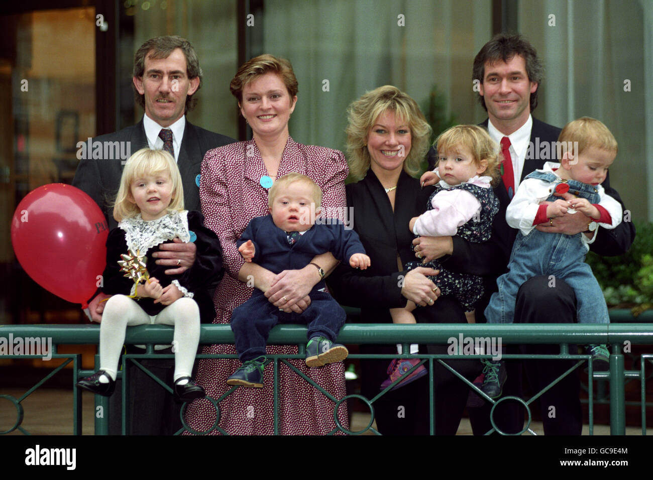 Eltern des Jahres Paul & Lynne Baker von der Isle of Wight mit ihren Kindern Charlee (3) & Joe (1), die an Down-Syndrom leidet, nachdem sie ihre Auszeichnung von Dr. Hilary Jones (r) erhalten haben. Dies ist Dr. Jones erster Auftritt mit seiner Frau Sarah seit seiner Affäre. Stockfoto
