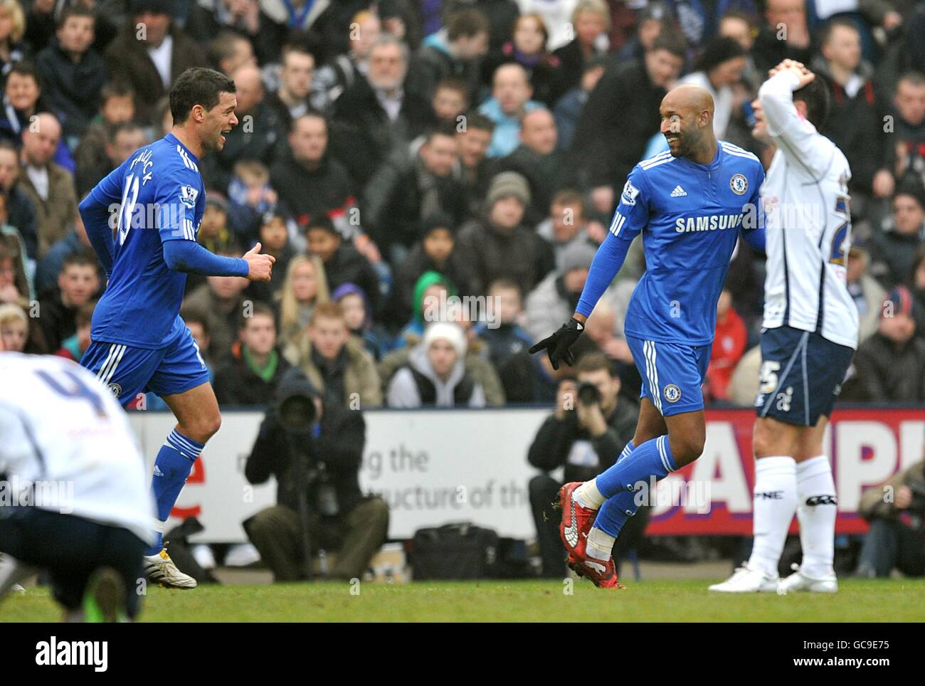 Chelsea's Nicolas Anelka (rechts) feiert mit Teamkollege Michael Ballack, (links) nach dem ersten Tor seiner Mannschaft Stockfoto