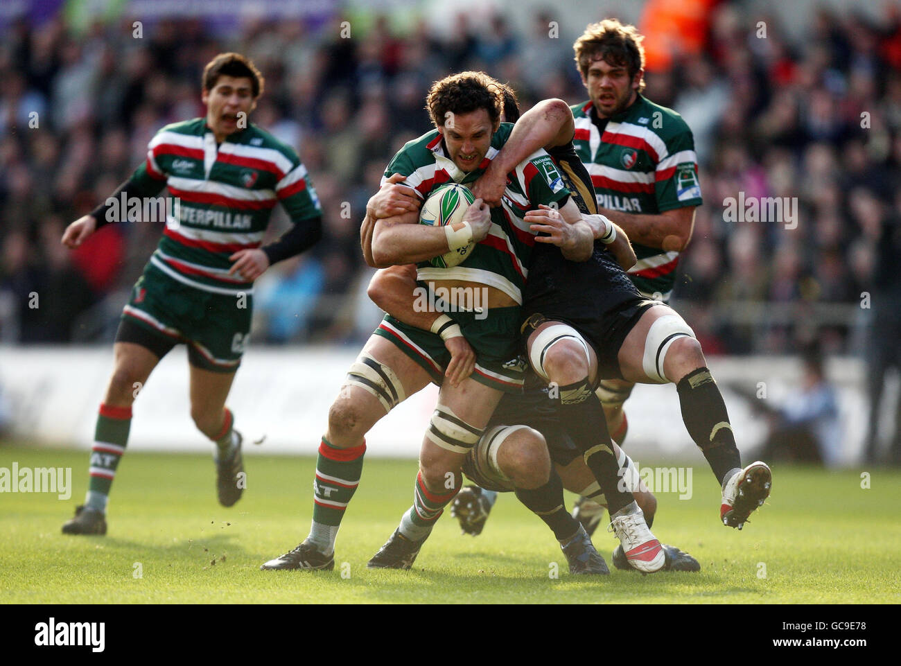 Craig Newby von Leicester wird von den Ospreys Jonathan Thomas und Marty Hollah während des Heineken Cup-Spiels im Liberty Stadium, Swansea, angegangen. Stockfoto