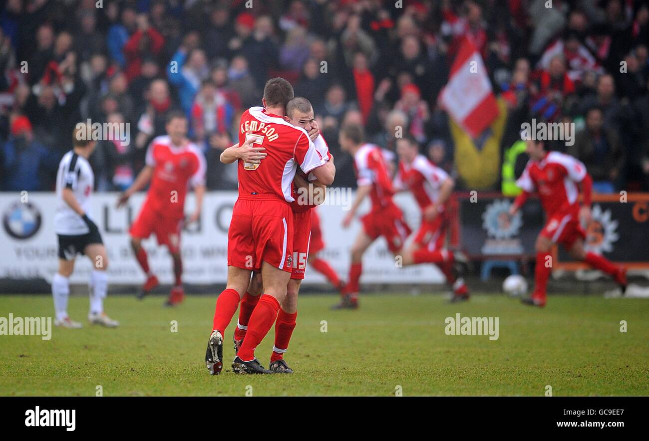 Fußball - FA Cup - vierte Runde - Accrington Stanley / Fulham - Crown Ground. Darran Kempson (5) von Accrington Stanley und Dean Winnard (15) feiern, nachdem Teamkollege Michael Symes das erste Tor seiner Mannschaft erzielt hat Stockfoto