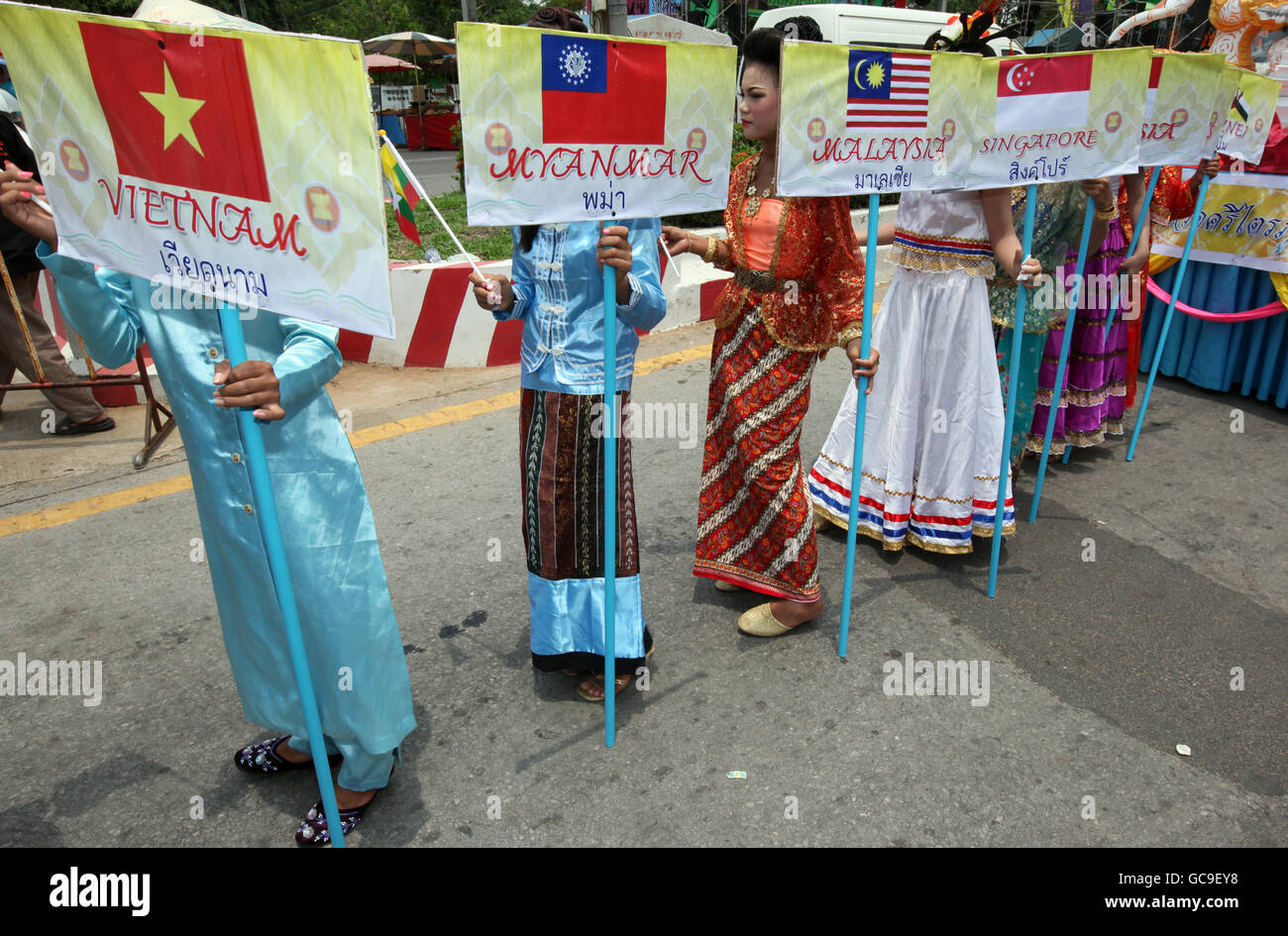 Menschen im Bun Bang Fai Festival oder Rakete Festival in der Stadt von Yasothon im Großraum Isan in Nordost-Thailand in Th Stockfoto