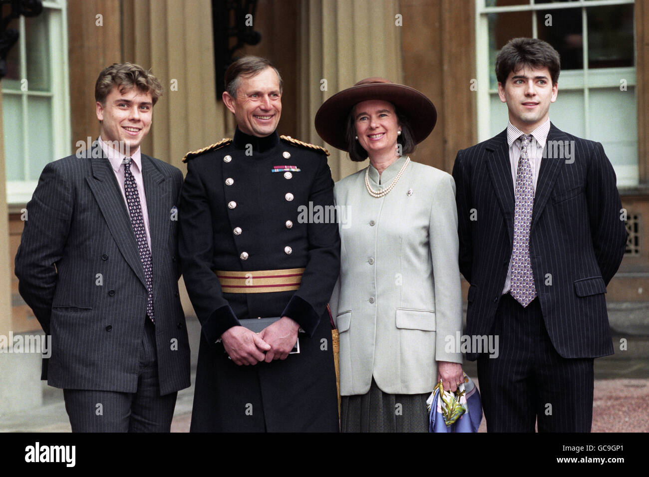 GENERALLEUTNANT SIR MICHAEL STIEG IN BEGLEITUNG SEINER FRAU ANGELA IM BUCKINGHAM PALACE AUF, NACHDEM ER VON DER KÖNIGIN SEINE RITTERSCHAFT ERHALTEN HATTE. Stockfoto