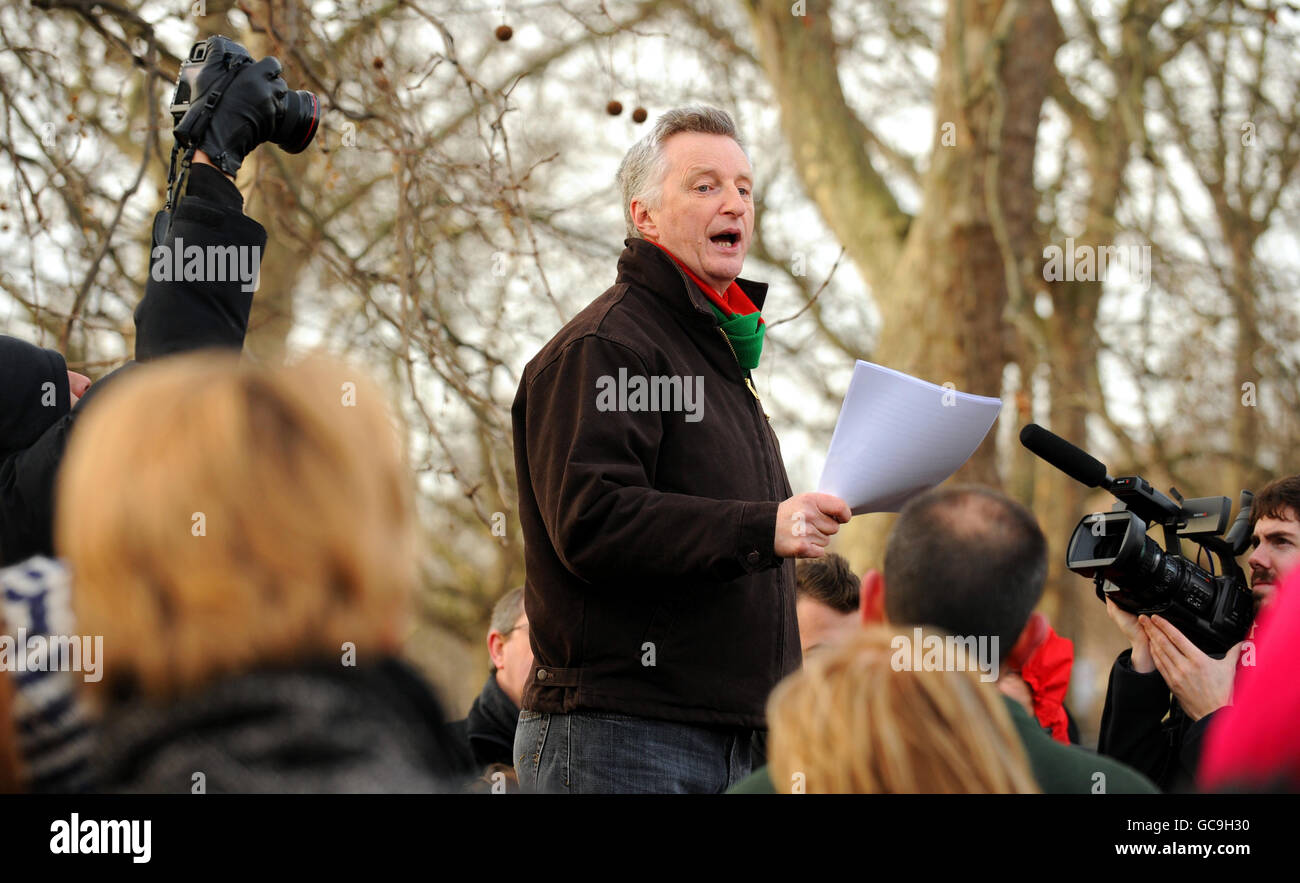 Billy Bragg hält heute in Speakers' Corner, Hyde Park, London, eine Protestrede gegen "exzessive" Boni für Bosse der Royal Bank of Scotland. Stockfoto