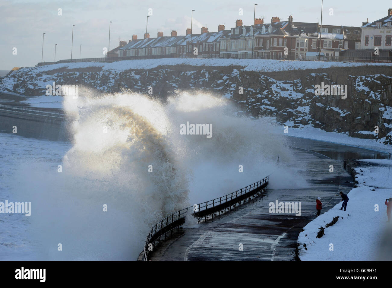 Schnee und hohe See schlagen die Nordostküste am Tynemouth Beach, da Neuschnee Teile von Großbritannien treffen wird. Stockfoto