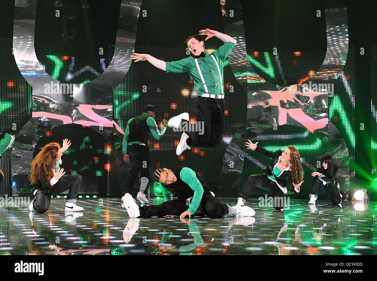 RAW Edge erscheinen auf Sky TV's Got To Dance in den Maidstone Studios in Kent. Stockfoto