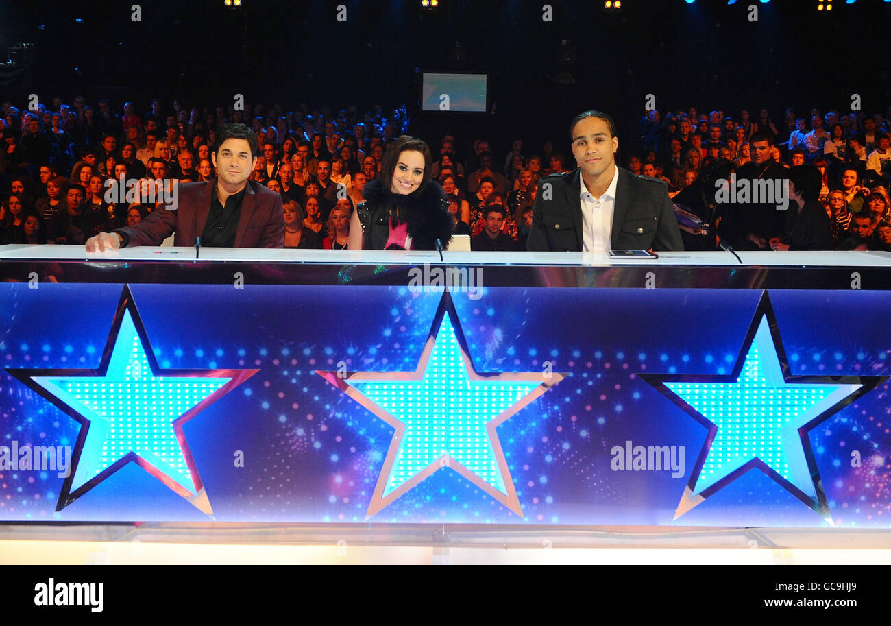 Richter, Adam Garcia, Kimberly Wyatt und Ashley Banjo treten in Sky TV's Got To Dance in den Maidstone Studios in Kent auf. Stockfoto