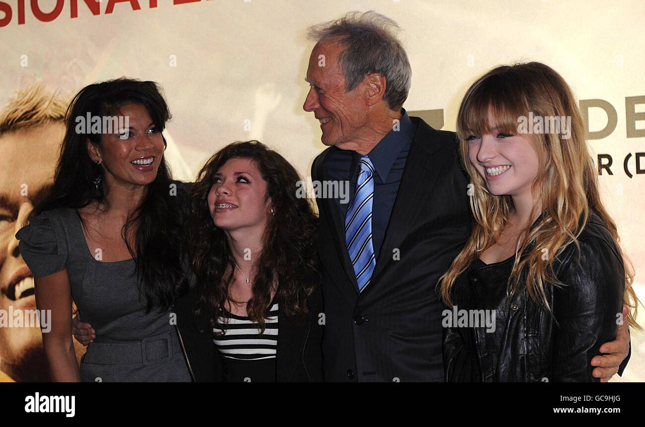 Clint Eastwood mit seinen Töchtern Francesca (rechts) und Morgan und Frau Dina (links) bei der UK-Premiere von Invictus am Odeon Leicester Square, London. Stockfoto