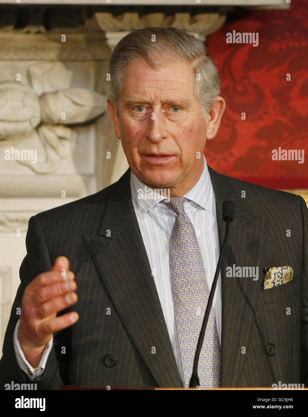 Der Prinz von Wales spricht bei der jährlichen Konferenz der Prince's Foundation for the Built Environment im St. James' Palace in London zu den Delegierten. Stockfoto
