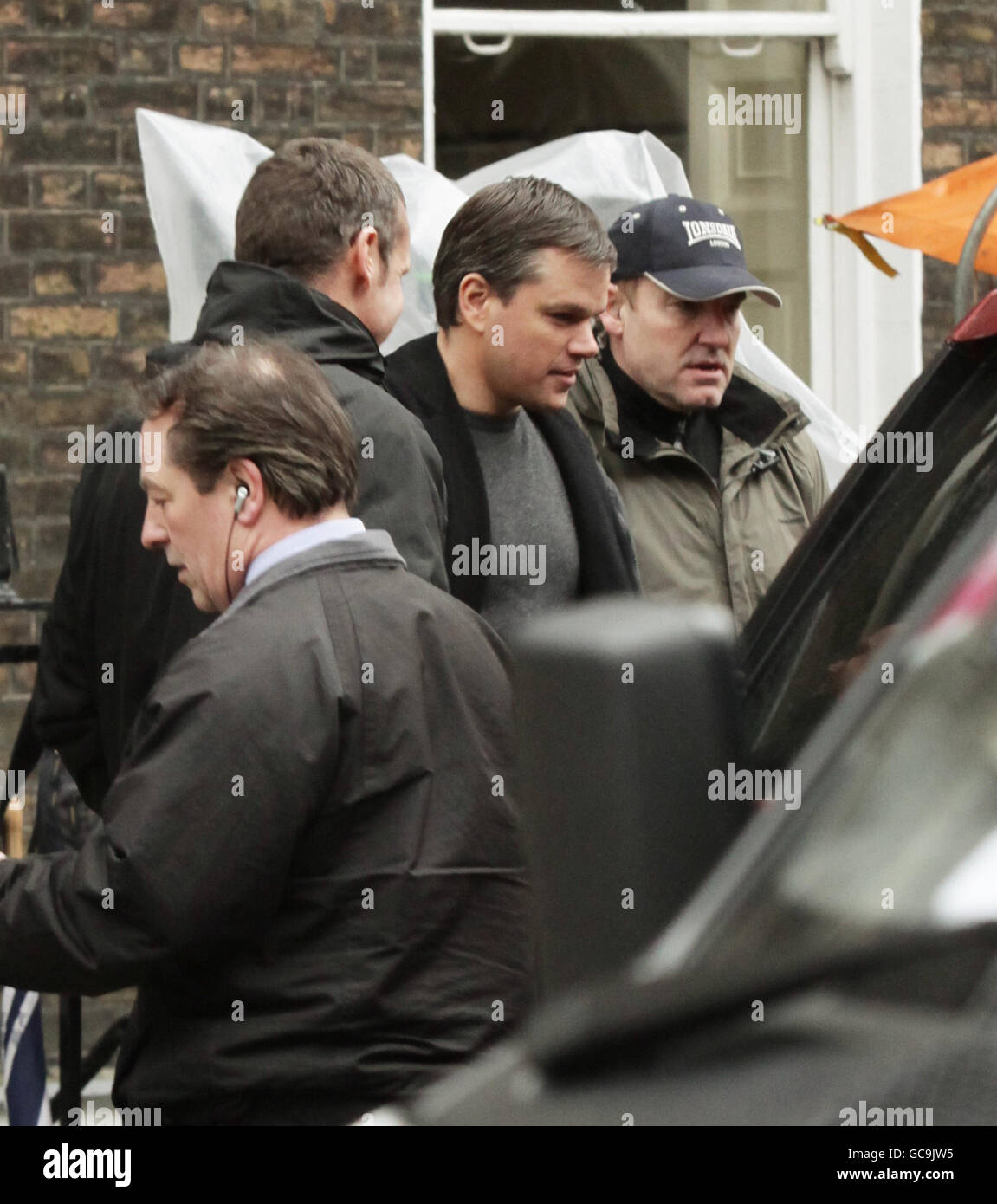 Matt Damon (Mitte) während der Dreharbeiten zu Clint Eastwoods neuestem Film „Hereafter“ im Dickens' Museum im Zentrum von London. Stockfoto