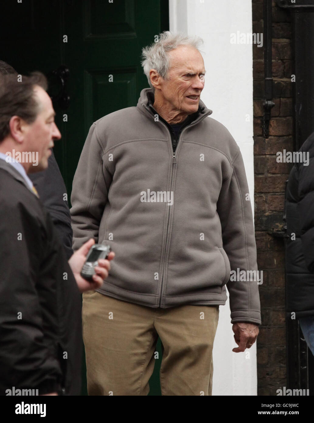 Regisseur Clint Eastwood während der Dreharbeiten zu „Hereafter“ im Dickens' Museum im Zentrum von London. Stockfoto