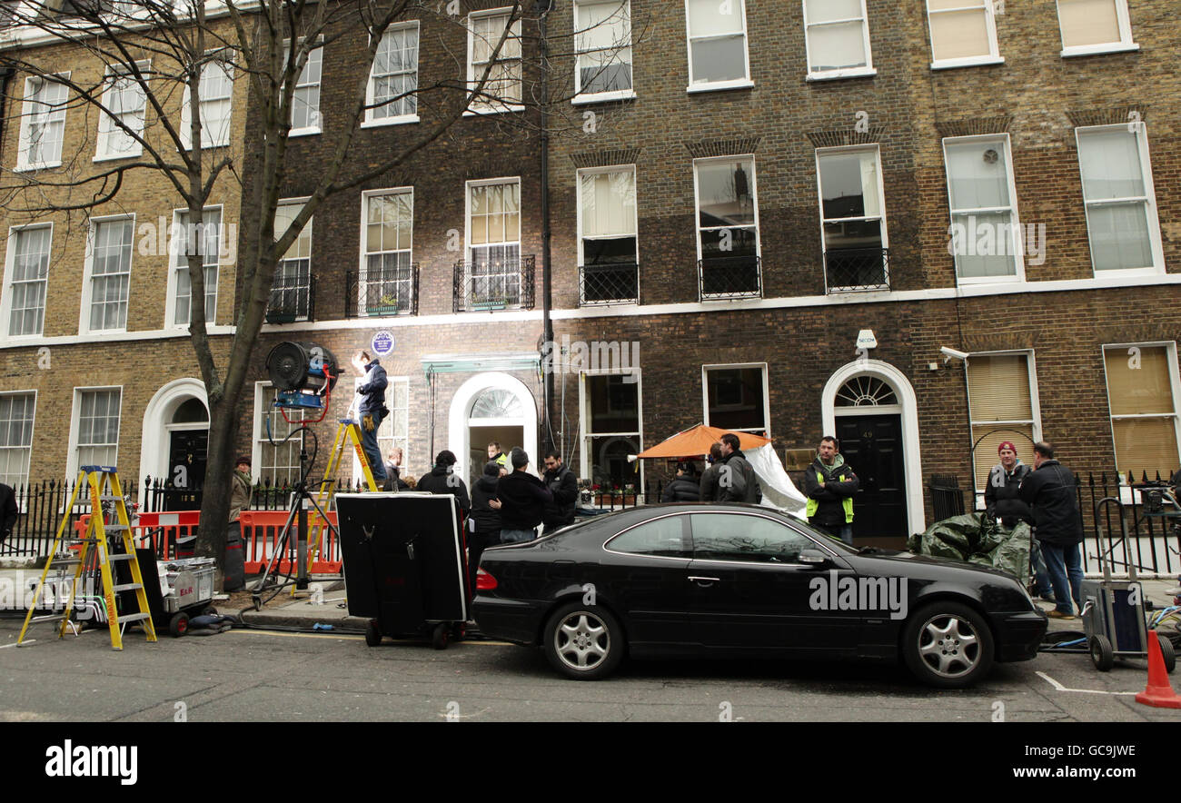 Im Folgenden Dreharbeiten - London. Dreharbeiten zu Clint Eastwoods neuestem Film „Hereafter“ im Dickens' Museum im Zentrum von London. Stockfoto