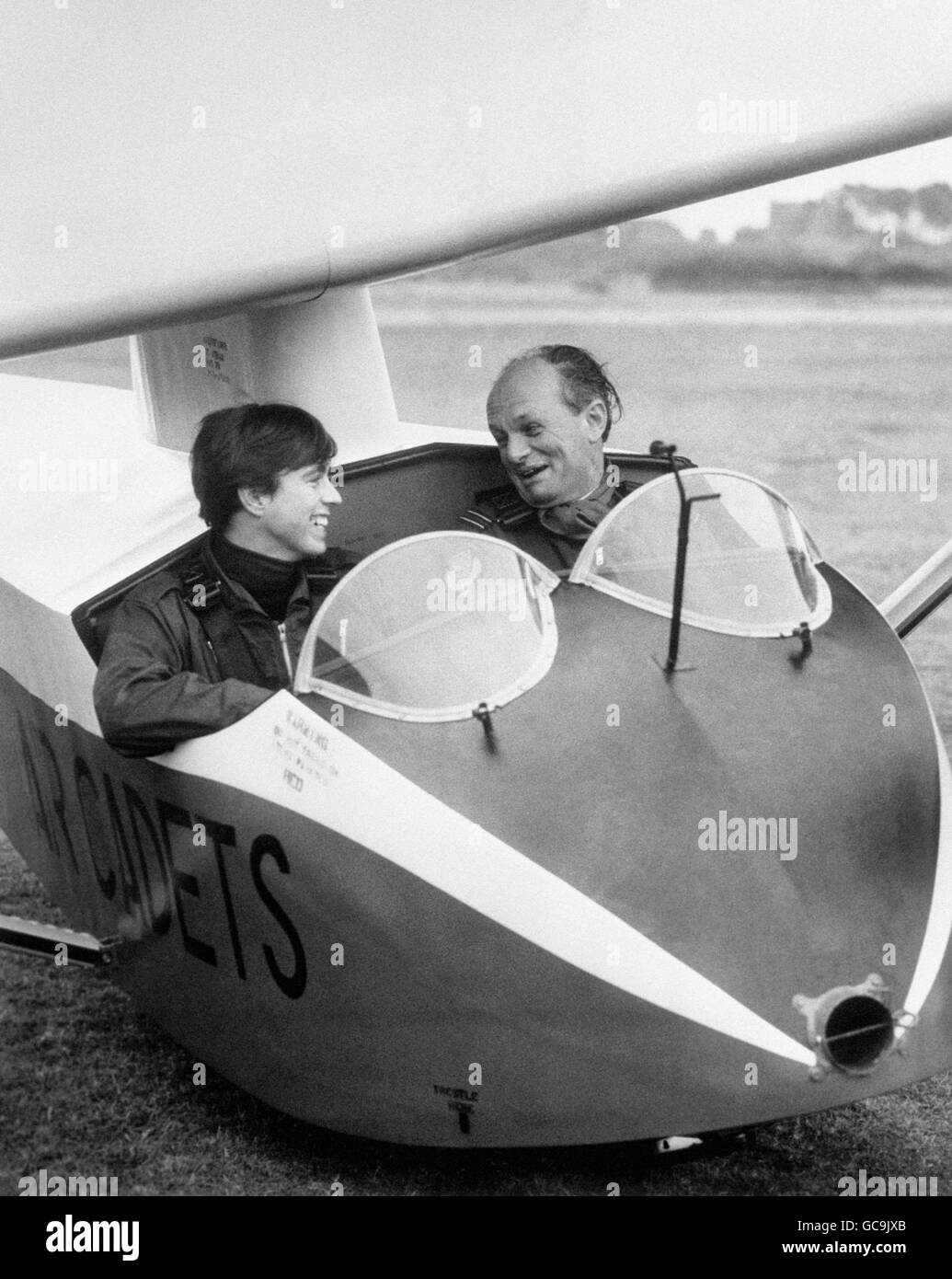Prinz Andrew (links), der seine erste Ausbildung als Segelflugpilot bei RAF Milltown absolviert hat, teilt einen Vorflugscherz mit seinem Fluglehrer Flugleutnant Peter Bullivant. Stockfoto