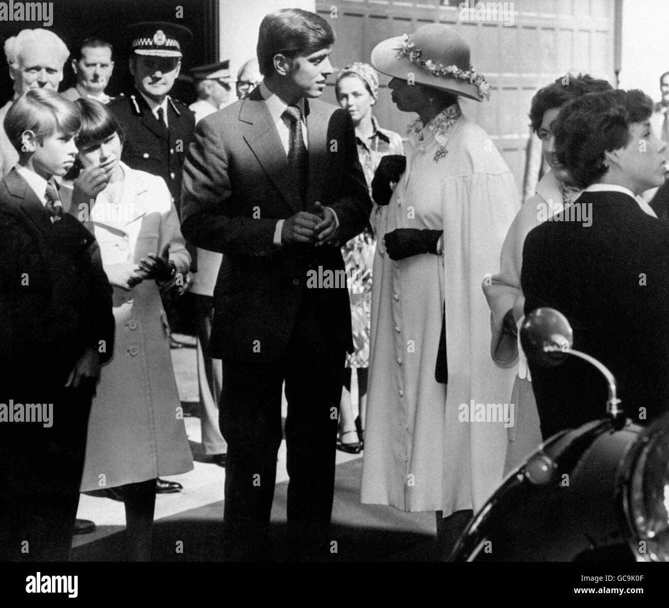 Prinz Andrew unterhielt sich mit seiner älteren Schwester, Prinzessin Anne, der Königlichen Prinzessin, während der Königlichen Familien-Jubiläumstour durch Nordirland. Ihr jüngerer Bruder, Prinz Edward (links) wird gesehen, wie er mit Prinzessin Annes Tochter, Lady Sarah Armstrong-Jones, spricht. Stockfoto