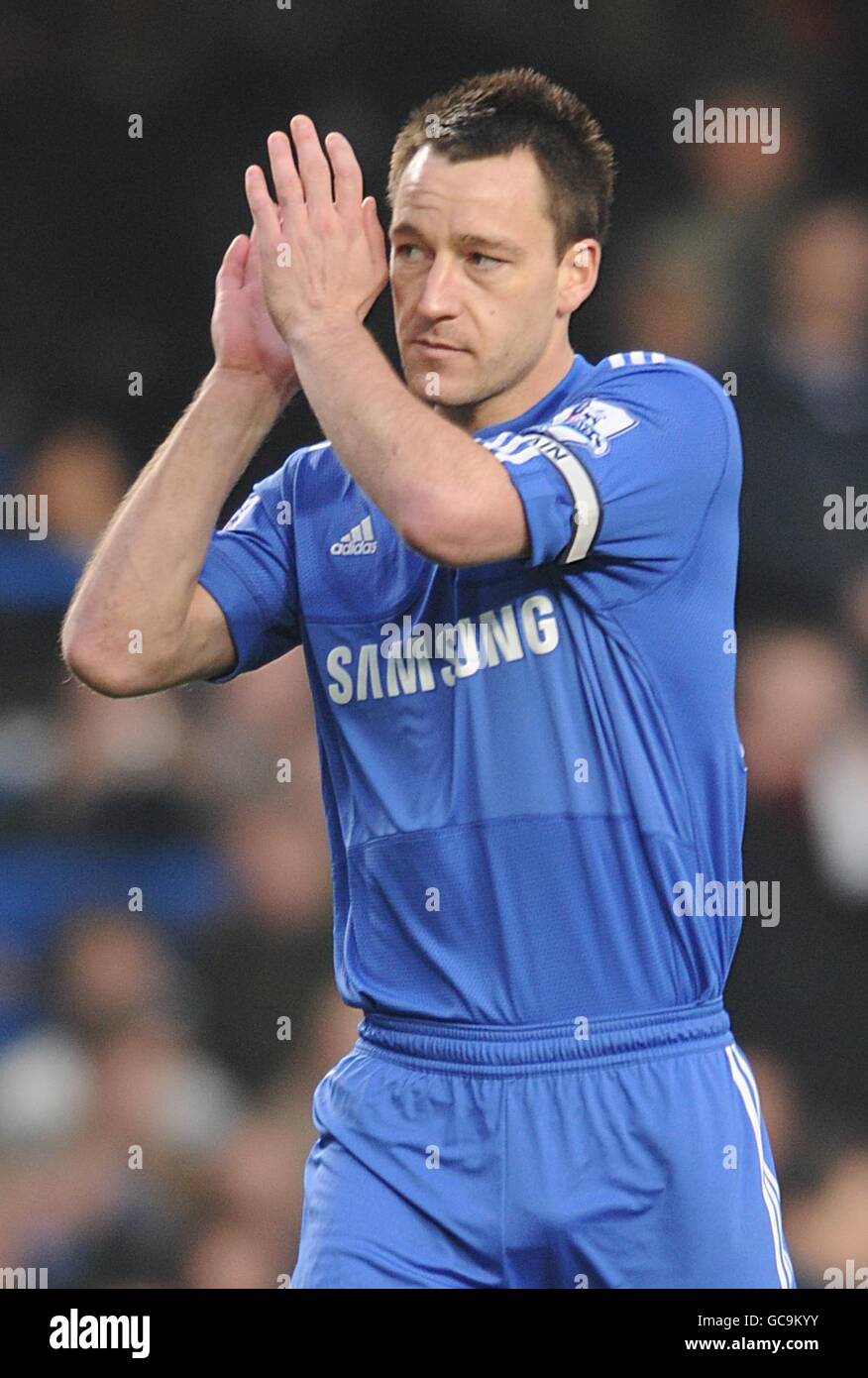 Fußball - Barclays Premier League - Chelsea / Arsenal - Stamford Bridge. Chelseas Kapitän John Terry applaudiert den Fans vor dem Spiel Stockfoto