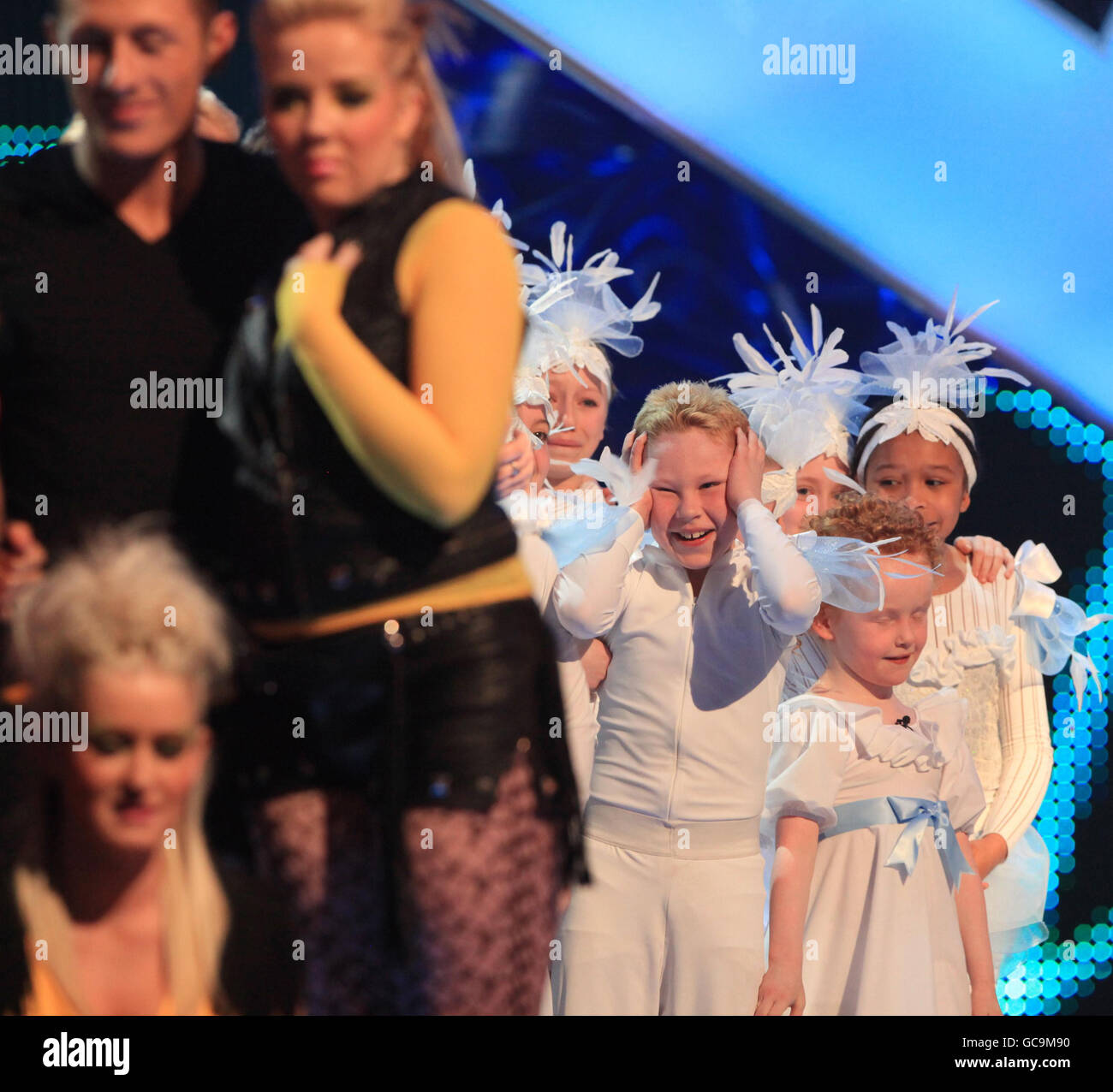 Die Box (Kinder in weiß, rechts) feiert, nachdem sie als einer der beiden Gewinner des Halbfinales von Sky1's Got To Dance angekündigt wurden, als Losers Dance Dynamix auf (links) schauen. In Den Maidstone Studios, Kent. Stockfoto