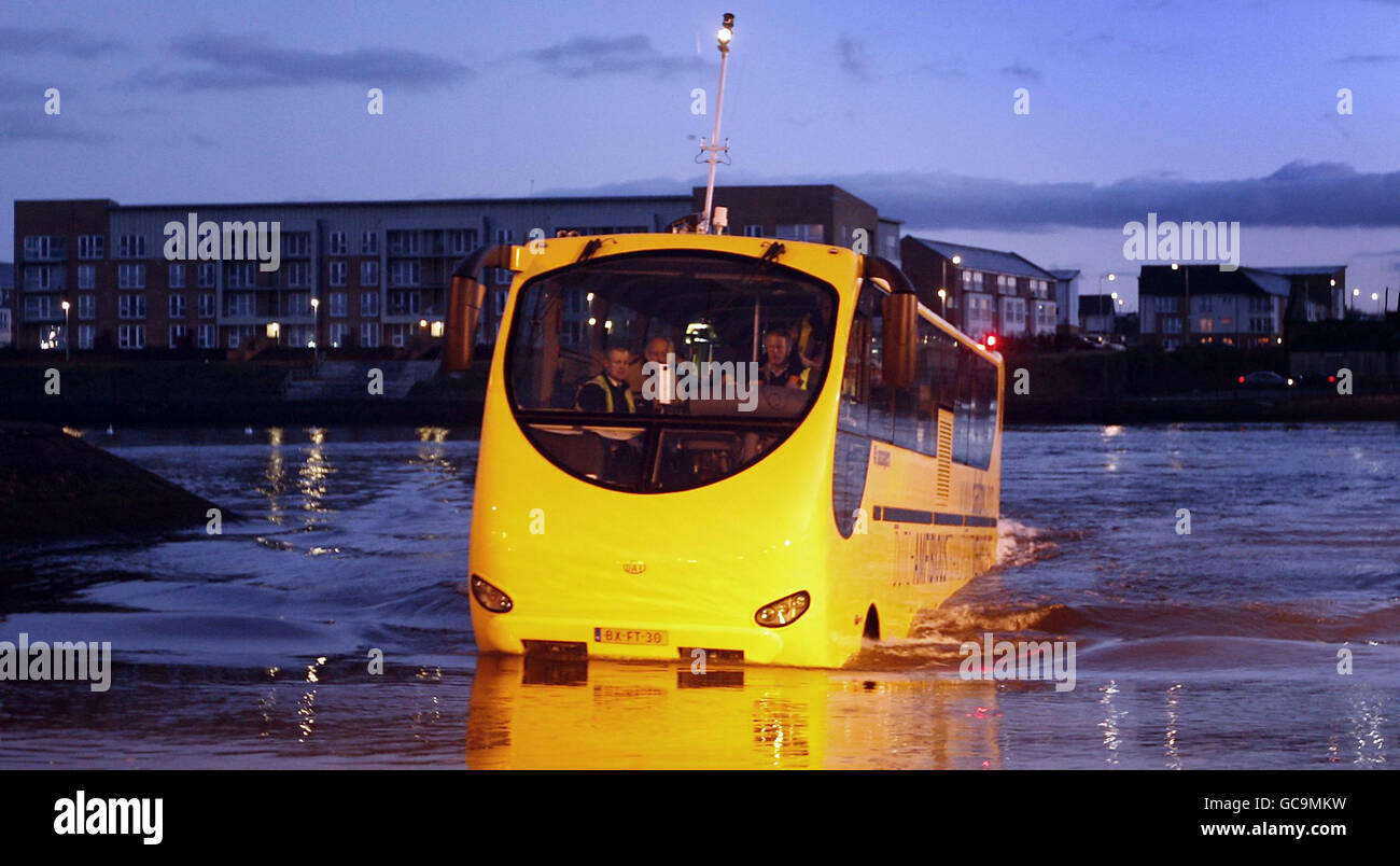 Amfibus. Ein amphibischer Bus während einer Pressevorbesichtigung auf dem Fluss Clyde in Glasgow. Stockfoto