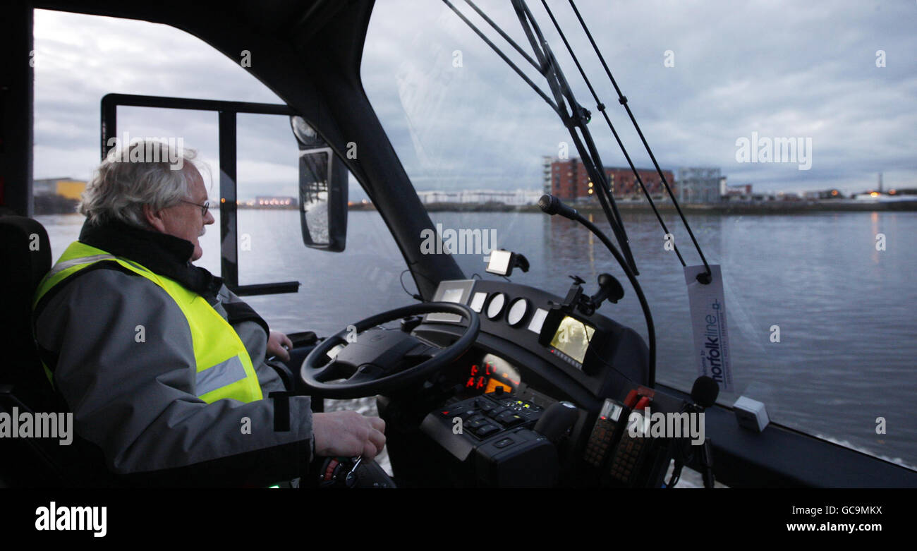 Ein amphibischer Bus während einer Pressevorbesichtigung auf dem Fluss Clyde in Glasgow. Stockfoto