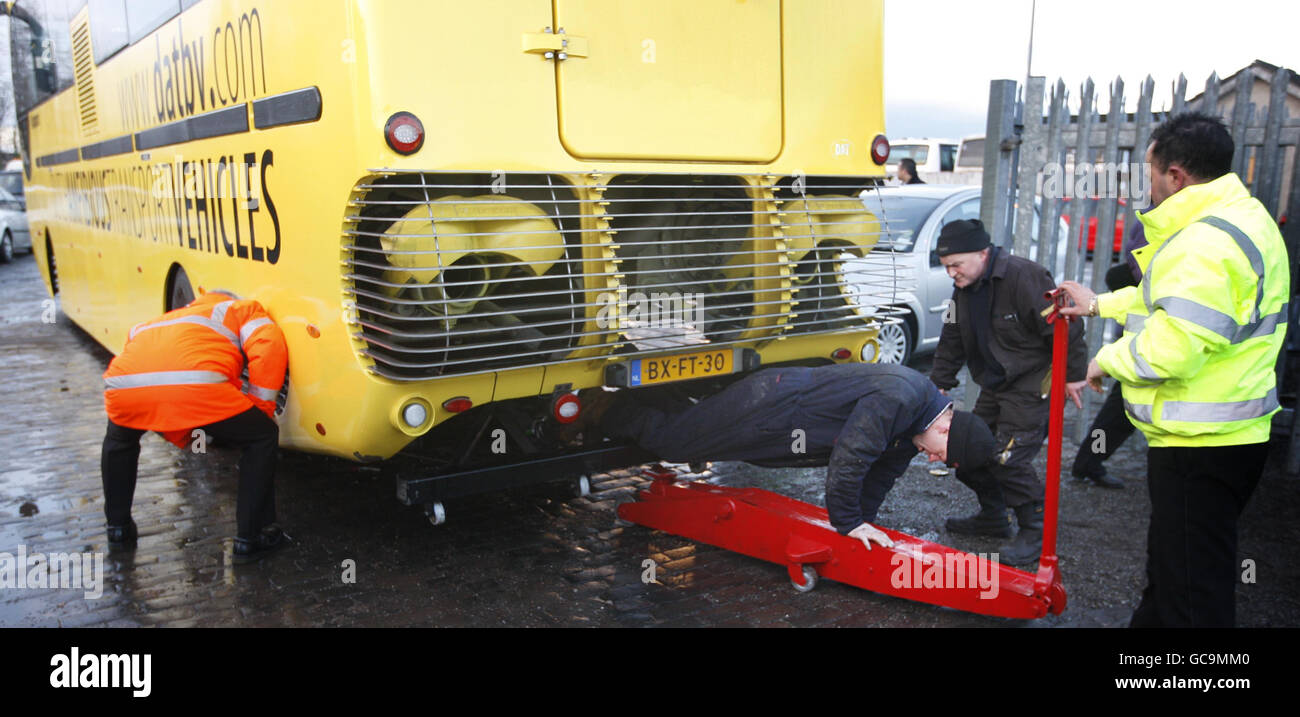 Arbeiter in der Nähe eines Amphibienbusses, der bei einer Pressevorbesichtigung auf dem Fluss Clyde in Glasgow auf Probleme stieß. Stockfoto