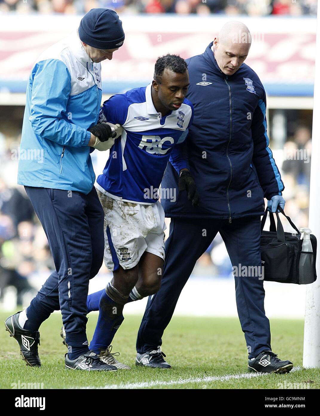 Christian Benitez (Mitte) von Birmingham City wird vom Platz aus unterstützt Nach einer Verletzung Stockfoto