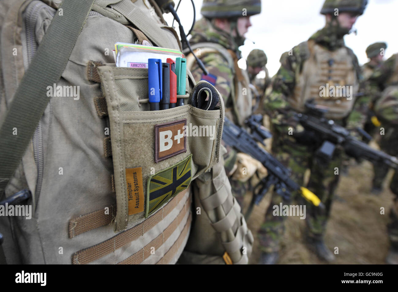 Ein B+ Klettverschluss-Patch ist an einer Soldaten-Körperpanzerung auf seiner Brust angebracht, um seine Blutgruppe anzuzeigen, sollte er erste Hilfe auf dem Schlachtfeld benötigen. Dieser Soldat und viele andere kaufen Gegenstände wie diese, um ihre Ausrüstung in Vorbereitung für Afghanistan zu verbessern, während die 4. Mechanisierte Brigade sich für Afghanistan vorbereitet, während sie auf der Salisbury-Ebene trainieren. Stockfoto