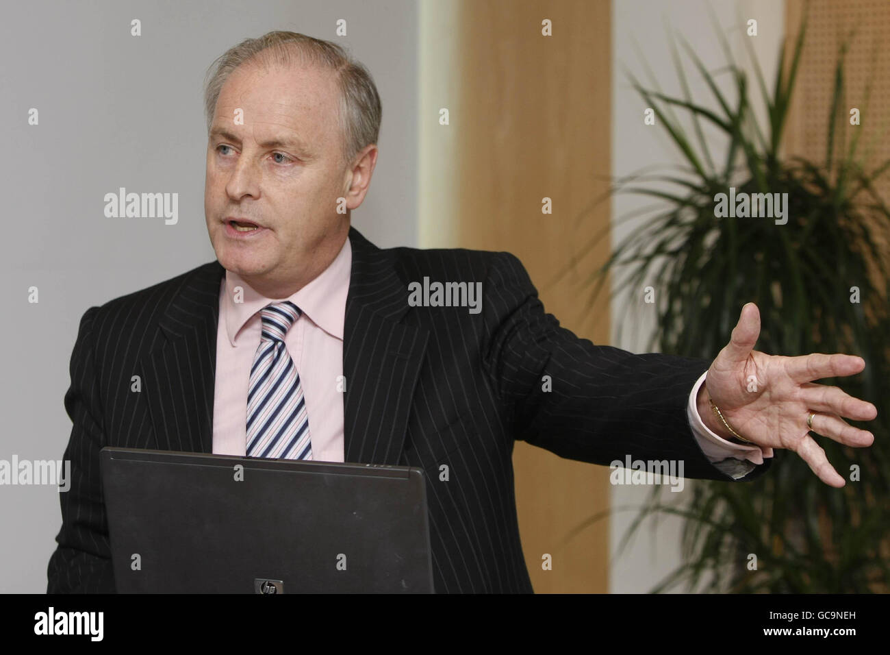 Maurice Pratt, Vorsitzender der Bank of Scotland (Irland), kündigte auf einer Pressekonferenz in Dublin an, dass 750 Arbeitnehmer in einem massiven Schlag gegen den Finanzsektor des Landes entlassen werden sollen. Stockfoto