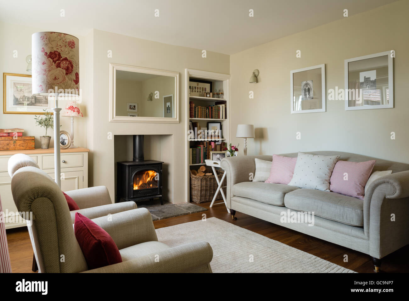 Gemütliche Hütte Wohnzimmer mit Holzofen und Leinen gepolstertes sofa Stockfoto