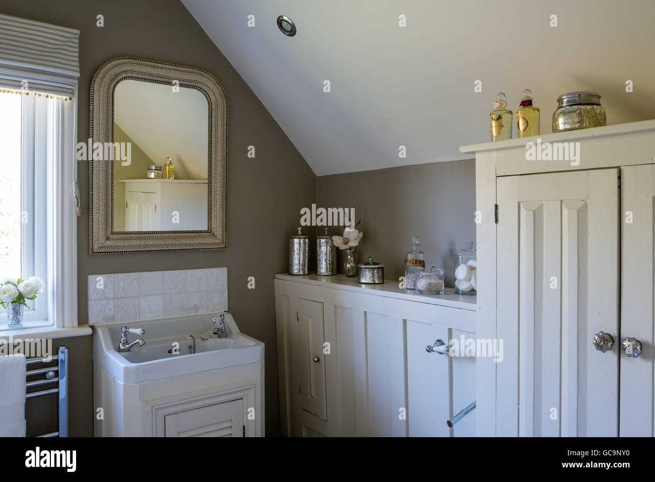 Elegantes Badezimmer mit Einheiten in Clunch und Wände in hellgrau von Farrow & Ball gemalt. Stockfoto