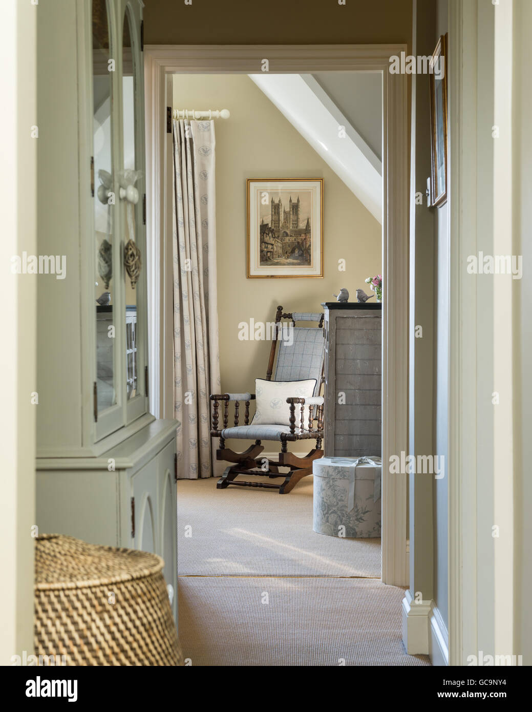 Blick entlang der Flur zum Schlafzimmer mit antiken Schaukelstuhl in Tweed von Pfingstrose & Sage gepolstert Stockfoto