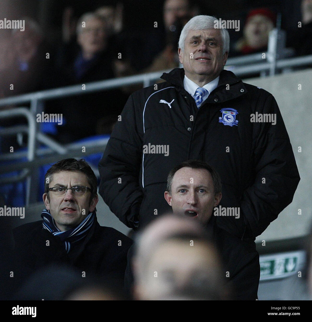 Der Vorsitzende von Cardiff City, Peter Ridsdale, steht während des Coca-Cola Championship-Spiels im Cardiff City Stadium in Cardiff in der Regie. Stockfoto