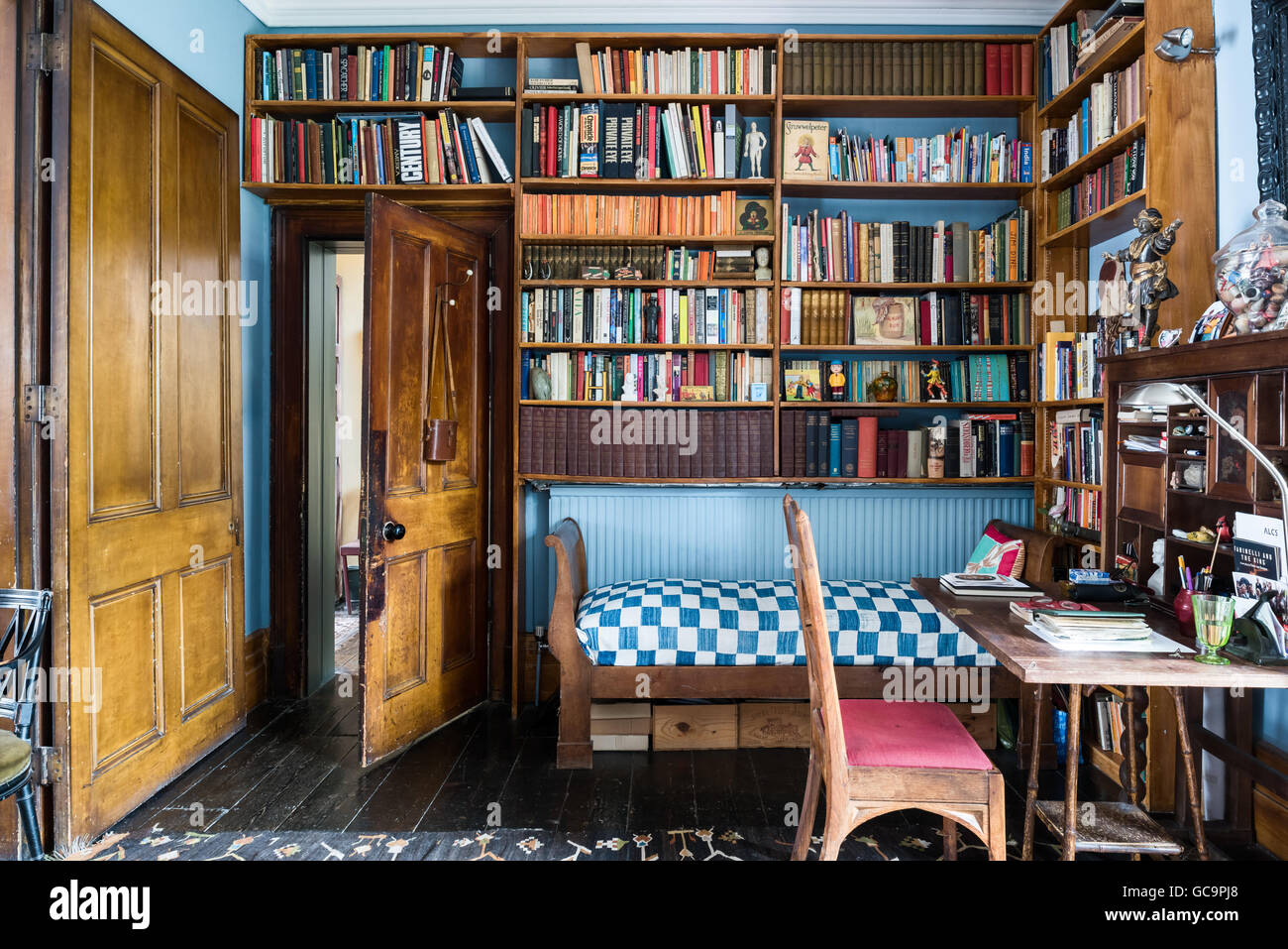 Hölzerne Bücherregale oben Liege mit Schreibtisch im Studium der Nottinghill Haus, London, UK Stockfoto