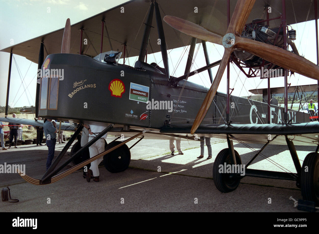 Eine vollständige Nachbildung einer Vickers Vimy aus dem Jahr 1919 landet in Brooklands, wo das ursprüngliche Flugzeug gebaut wurde. Der Australier lang Kidby und der Amerikaner Peter McMillan stellen den ersten Flug von England nach Australien von der Welt &#8217 vor. Stockfoto