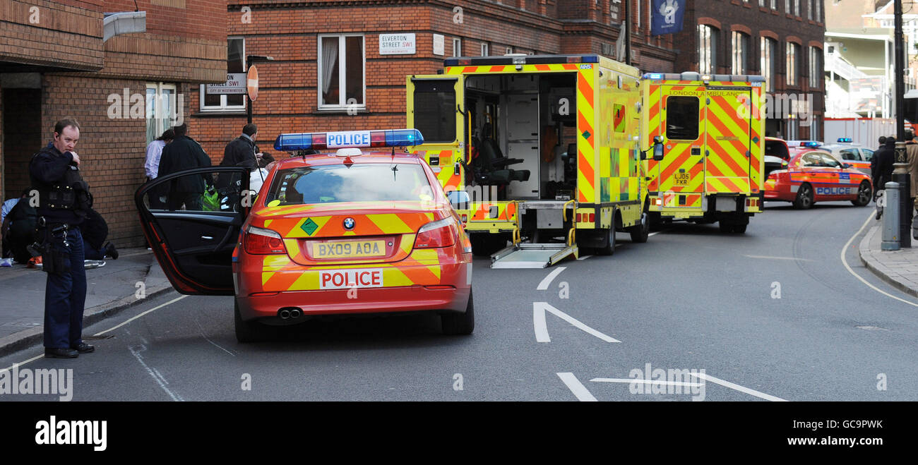 Die Szene, an der ein Polizeimotorradfahrer und ein Fußgängermännchen in der Horseferry Road, London, unmittelbar nach dem Zusammenstoß der beiden an diesem Nachmittag betreut werden. Stockfoto