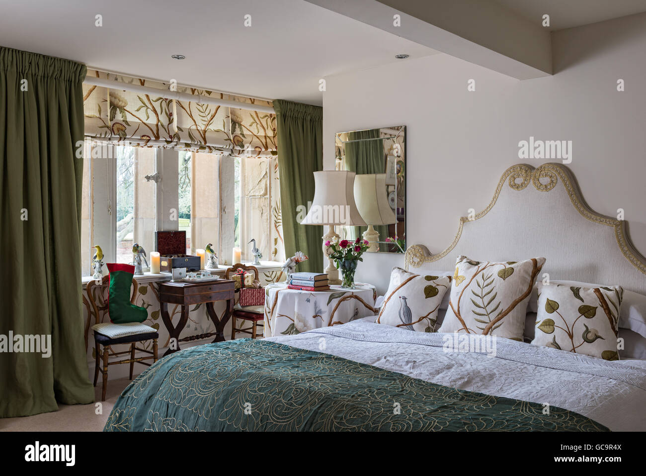 Koordinierte Stoff und Tapete im Schlafzimmer der denkmalgeschützte, Victorian Gothic Carlton Towers, East Riding Stockfoto