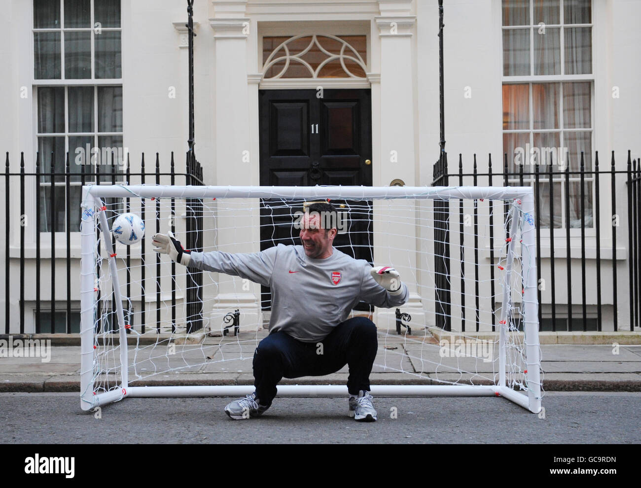 Der ehemalige England- und Arsenal-Torhüter David Seaman wird in diesem Sommer von Mitgliedern der 'M 13'-Kinder-Straßenfußballmannschaft bestraft, die England bei der Street Child World Cup in Südafrika vertreten wird. Stockfoto