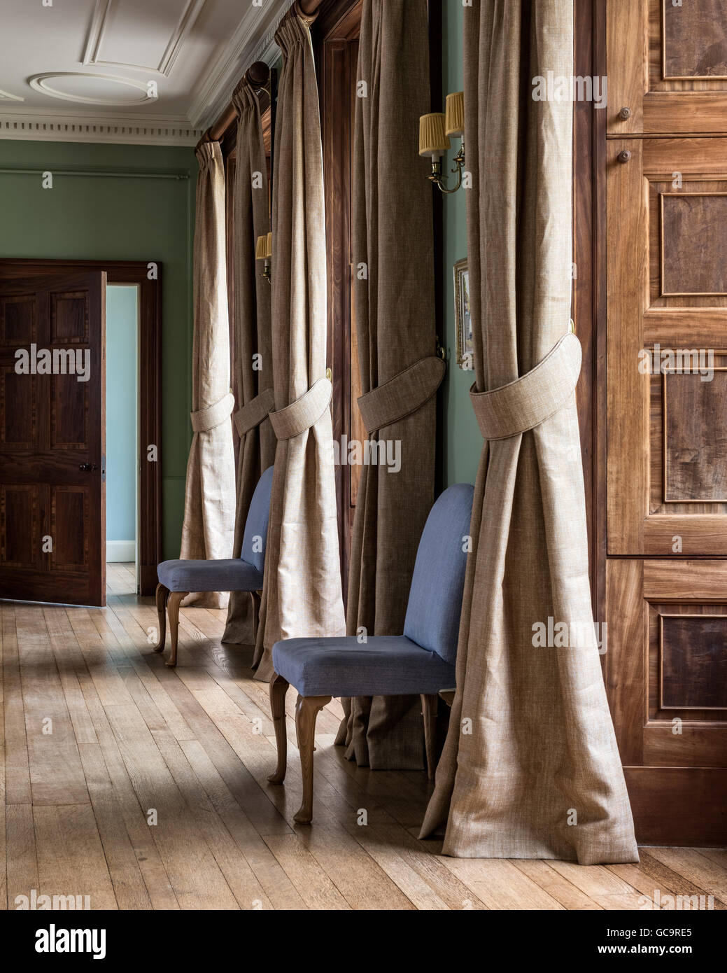 Mahagoni Fensterläden im Speisesaal mit Maron Glace Leinen Vorhänge von Fermoie. Die Stühle sind gepolstert in Lavendel Fermoie Linie Stockfoto