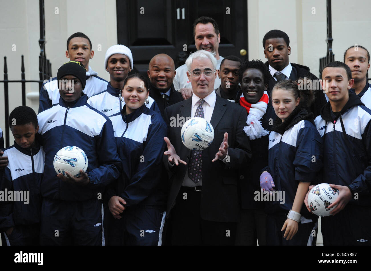 Kanzler Alistair Darling mit dem ehemaligen England- und Arsenal-Torwart David Seaman und Mitgliedern der „M13“-Kinder-Straßenfußballmannschaft, die England in diesem Sommer bei der Street Child World Cup in Südafrika vertreten wird. Stockfoto