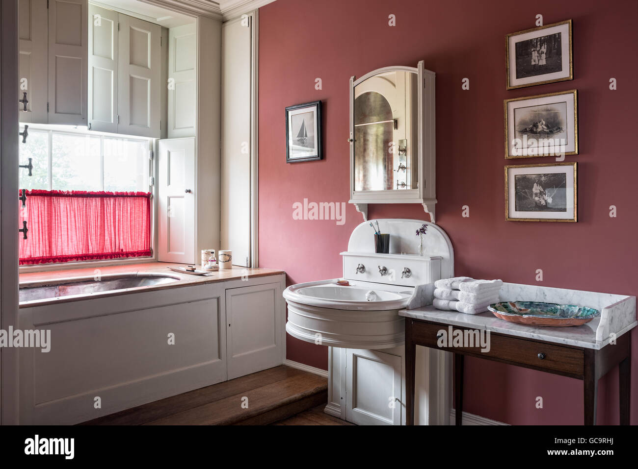 Bad mit original Beschlägen und Marmor gekrönt Waschtisch Stockfoto