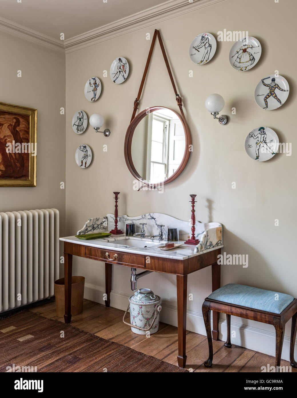 Fornasetti Harlekin Platten an Wand um einen modernen Spiegel von Conran. Der Marmor gekrönt Waschtischunterbau erfolgt durch Nick Coryndon Stockfoto