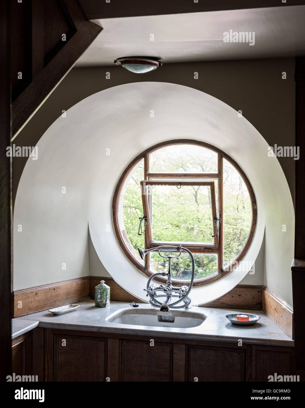 Waschbecken Sie im Alkoven rundes Holz gerahmte Fenster Stockfoto
