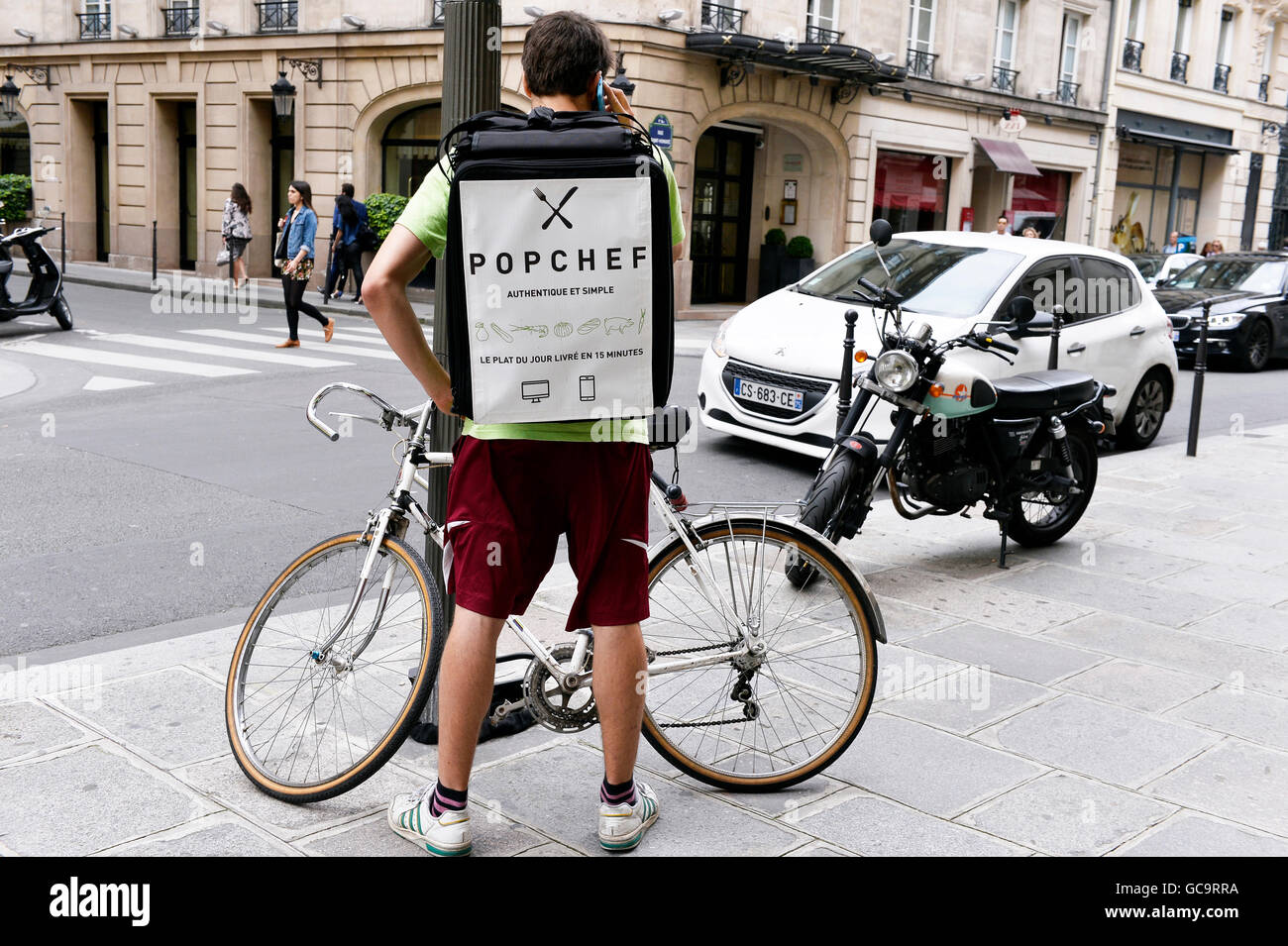 Lieferung von Mahlzeiten am Fahrrad, Paris Stockfoto