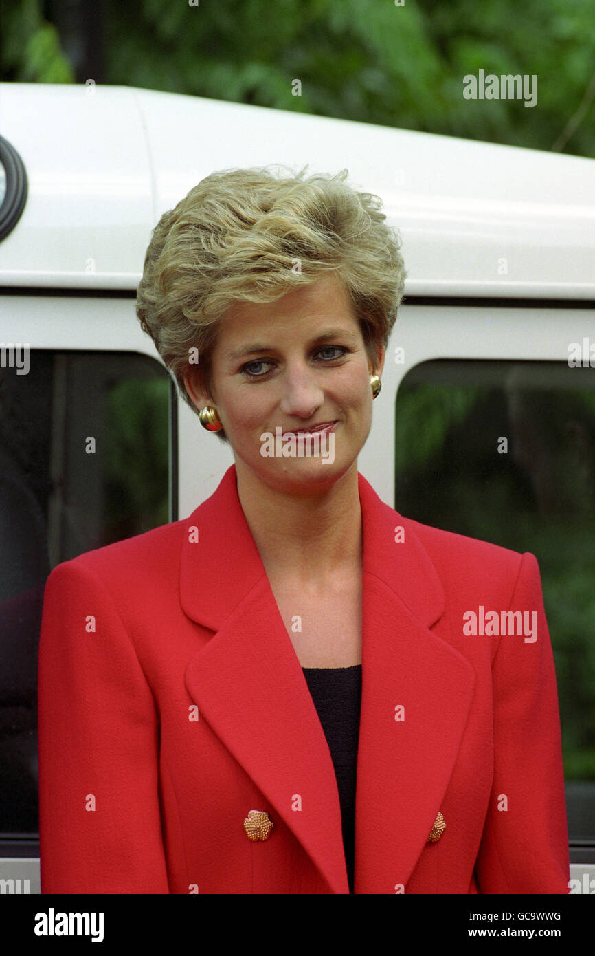 DIE PRINZESSIN VON WALES IM KENSINGTON PALACE, WO SIE AM START DER EAST AFRICAN ODYSSEY EXPEDITION DURCH DAS KÖNIGLICHE REGIMENT DER PRINZESSIN VON WALES TEILNAHM. POOLBILD. Stockfoto