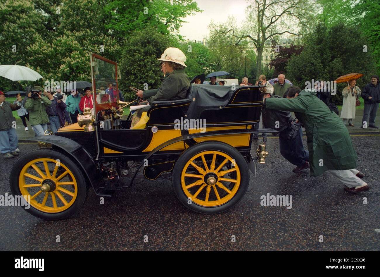 Eines der Oldtimer, die an der Eurotunnel-Eröffnungsrallye teilnehmen und den Hyde Park verlassen, der für folkestone bestimmt ist, um auf dem ersten Shuttle des Kanaltunnels zu sein. Jedes Jahr der Herstellung zwischen 1894 und 1994 vertreten war, obwohl dieses besondere Auto war widerwillig zu starten. Stockfoto