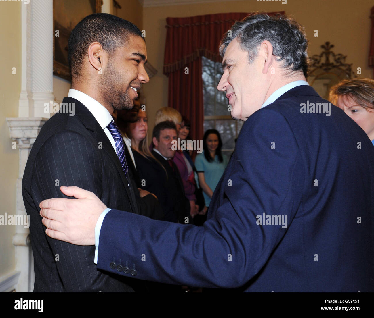 Premierminister Gordon Brown, spricht mit Jonathan Tatton, 19, dem Gründer des Start-up-Unternehmens, Plane Weasel, bei einem Frühstücksempfang in der Downing Street 10, um die Erfolge der Kampagne „Backing Young Britain“ zu feiern. Stockfoto