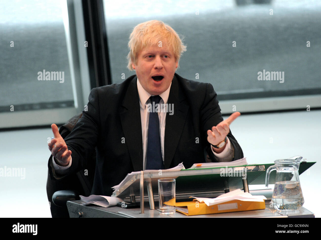 Boris Johnson, der Bürgermeister von London, spricht im Londoner City Hall. Johnson bestätigte, dass er als Vorsitzender der Metropolitan Police Authority (MPA) abtreten wird, um Platz für den stellvertretenden Bürgermeister Kit Malthouse zu schaffen. DRÜCKEN SIE VERBANDSFOTO. Bilddatum: Mittwoch, 27. Januar 2010. Der Tory-Politiker übernahm im Oktober 2008 die Kontrolle über die MPA, nachdem er Sir Ian Blair von seinem Posten als kommissar verdrängte. Siehe PA Geschichte POLIZEI Johnson. Bildnachweis sollte lauten: Anthony Devlin/PA Wire Stockfoto