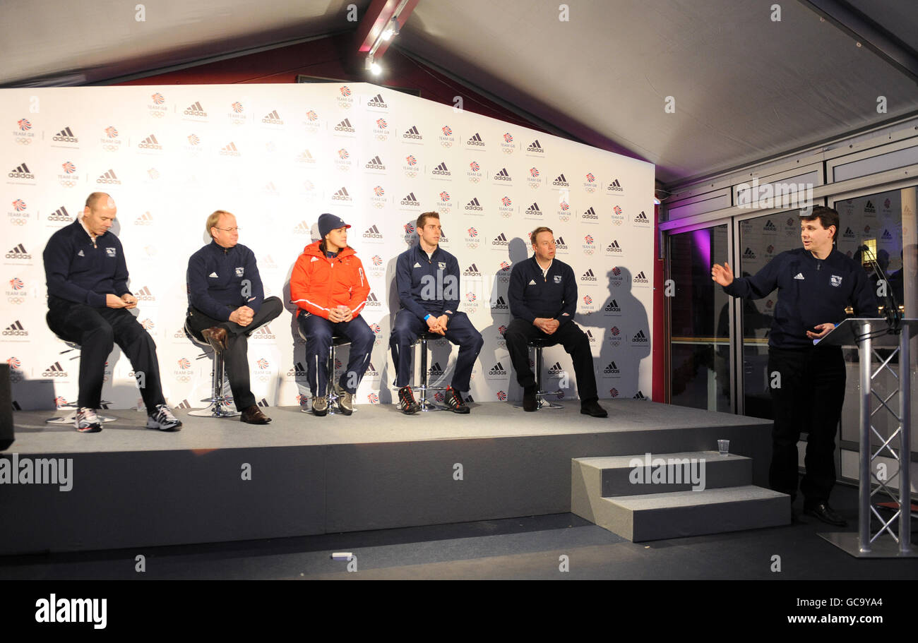 (Von links nach rechts) Sir Clive Woodward, Mark England, Nicola Minichiello, Jon Eley und Andy Hunt stellen im Somerset House, London, den Direktor für Kommunikation und öffentliche Angelegenheiten der britischen Olympischen Vereinigung, Adam Parsons, ihr neues Adidas-Trikot für die Olympischen Winterspiele vor. Stockfoto