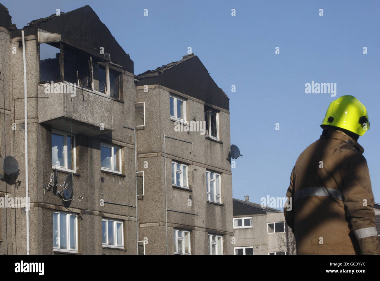 Feuerwehrleute besuchen die Szene, nachdem ein Feuer in einer Wohnung im obersten Stock einer Wohnung im Saughton Mains Park in Edinburgh ausbrach. Stockfoto