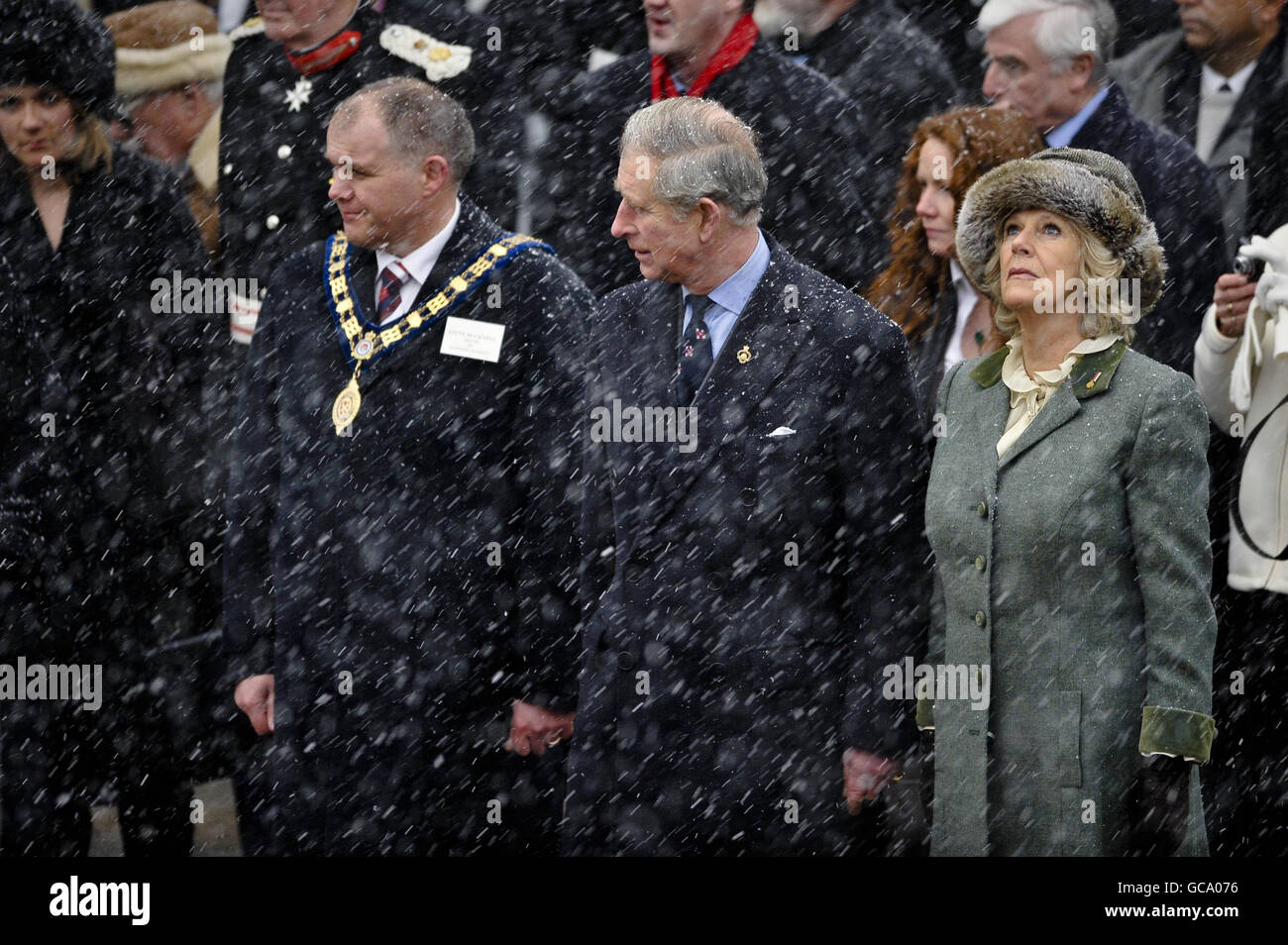 Der Prinz von Wales und die Herzogin von Cornwall mit Bürgermeister Steve Bucknell bei einer Gedenkfeier am Kriegsdenkmal auf der High Street von Wootton Bassett, Wiltshire, während eines Besuchs in der Stadt. Stockfoto