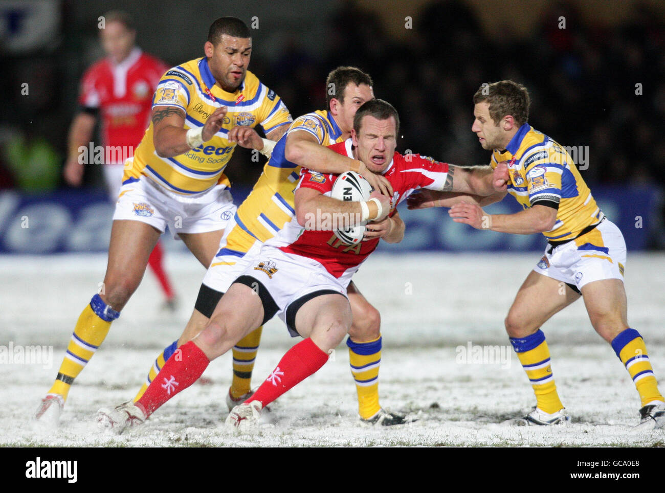 Luke Dyer (Mitte) von Celtic Crusaders wird von Danny McGuire, Ryan Bailey (links) und Rob Burrow (rechts) von Leeds Rhinos während des Engage Super League-Spiels auf dem Rennbahngelände Wrexham angegangen. Stockfoto