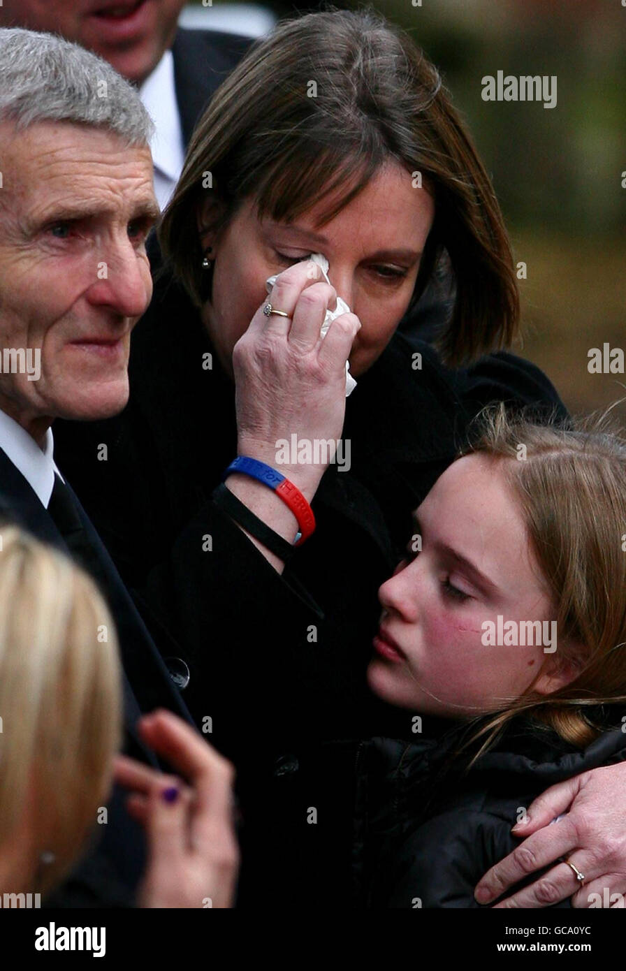 Helen Perry (Mitte), Mutter des 22-jährigen Lance Corporal Michael David Pritchard vom 4. Regiment, Royal Military Police, wird nach dem Trauerdienst vor der All Saints Church, Eastbourne, getröstet. Stockfoto