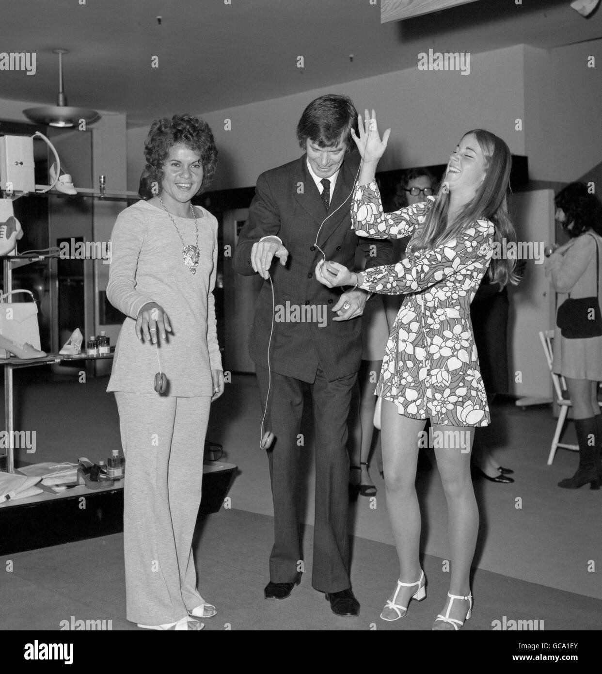 Auf einer Pre-Wimbledon Party in Simpsons heute Abend gesehen sind Chris Evert (USA), rechts, und Yvonne Goolagong (Australien). Unter ihnen ist Don Robertson, der European Yo-Yo Champion. Stockfoto